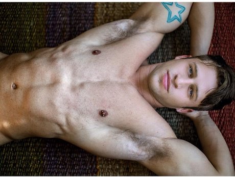 Ryan Hoover star erotic pic