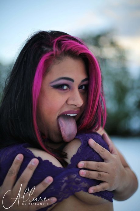 Curvy and fun_ model naked picture