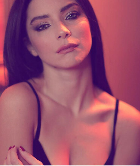 Merve Bolugur art star images