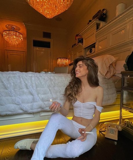 Xtracloudy model hot pictures