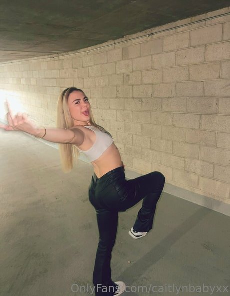 caitlynbabyxx sex model image