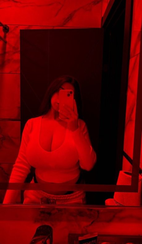 mervedamla star hd pic