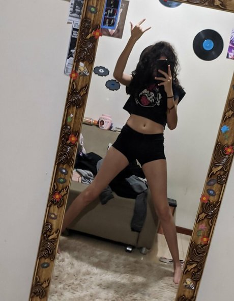 Thesuusu model nude pic