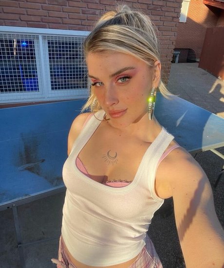 Samantha OT model top photo