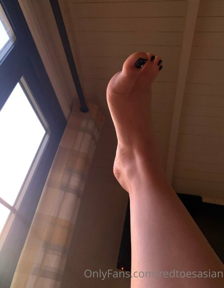 redtoesasian nude actress img