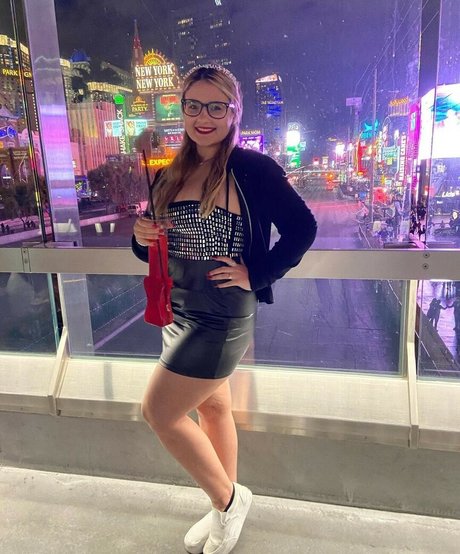 Loowcutie sexy star image