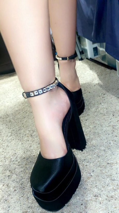 Loowcutie pornographic model photos