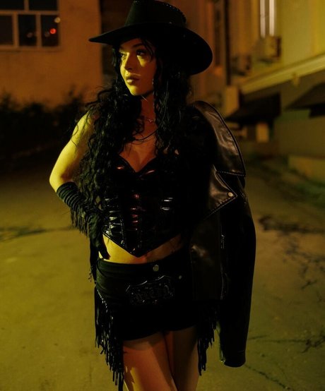 by owl nude model galleries