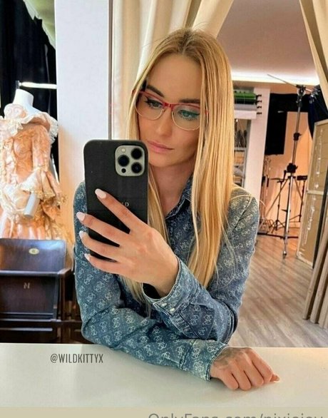 nixiejoy hot model photo