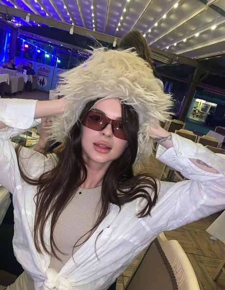 kira kirraa pornstar naked photo