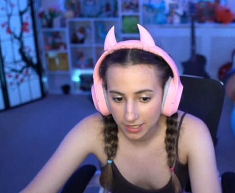 Millie Mossiae art model gallery