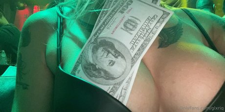 glxriq model nude photos