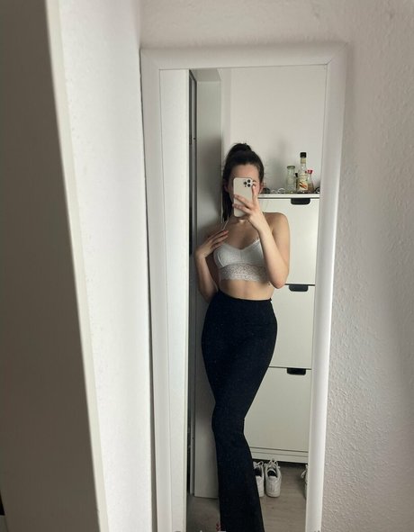 leyla free exclusive actress pics