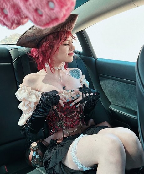 Kailee Morgue hot actress photo