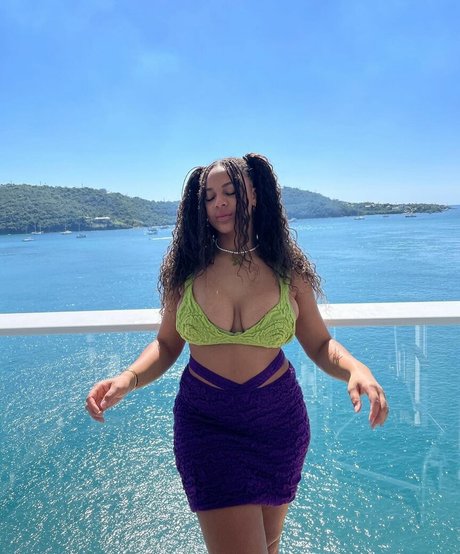 Nia Sioux art star photos