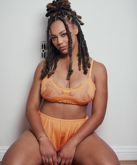 Nia Sioux naked star pictures