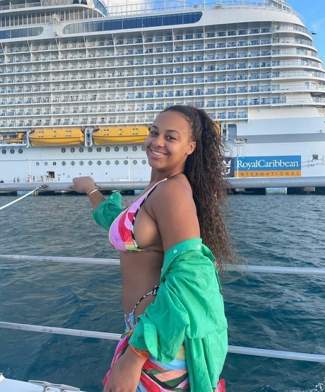 Nia Sioux star xxx picture