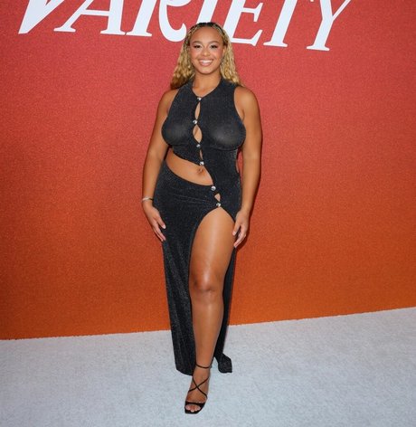 Nia Sioux star pictures