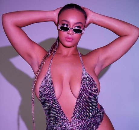 Nia Sioux erotic actress pictures