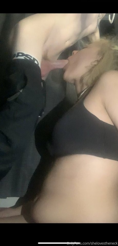 Long Neck model naked pictures