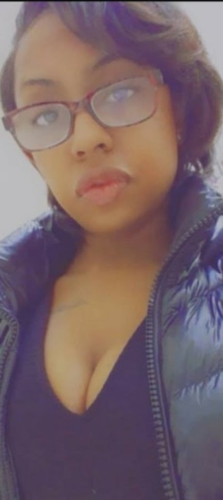 Ms Philon sexy model photo