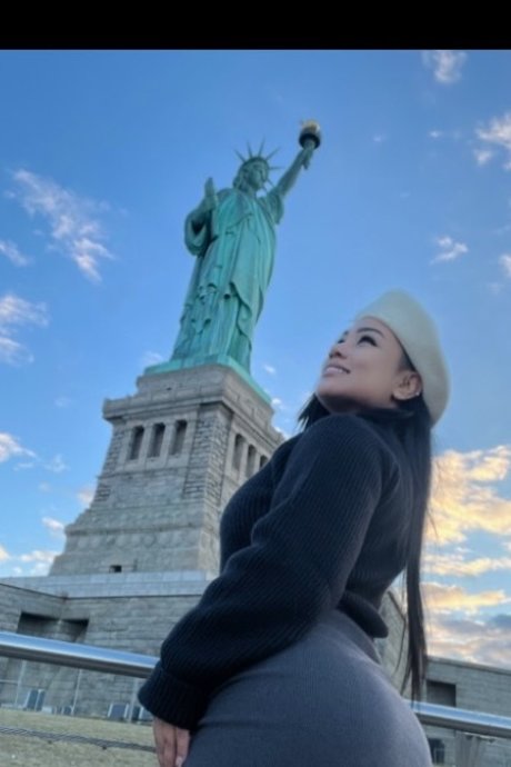 SaraWilson beautiful actress picture