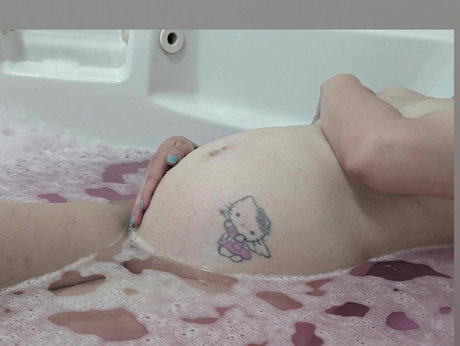 Lou Modeling pornstar nude picture