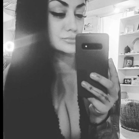 Sarah Bella nude model pictures