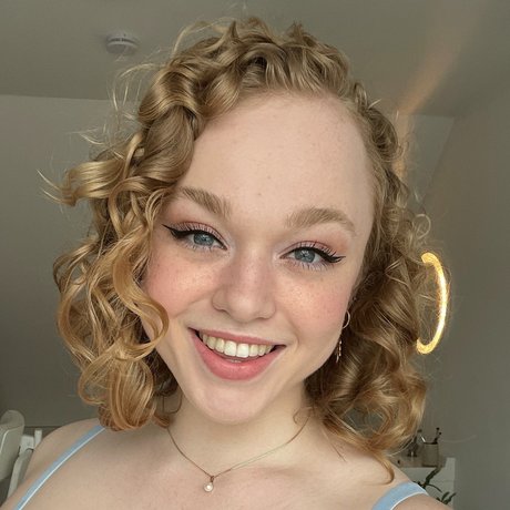 Sarah Calanthe Curvy Cock Tease_ naked star photo