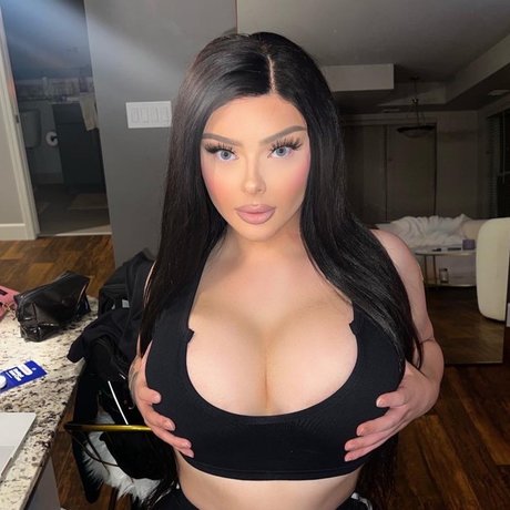 Sativa Shiesty model image