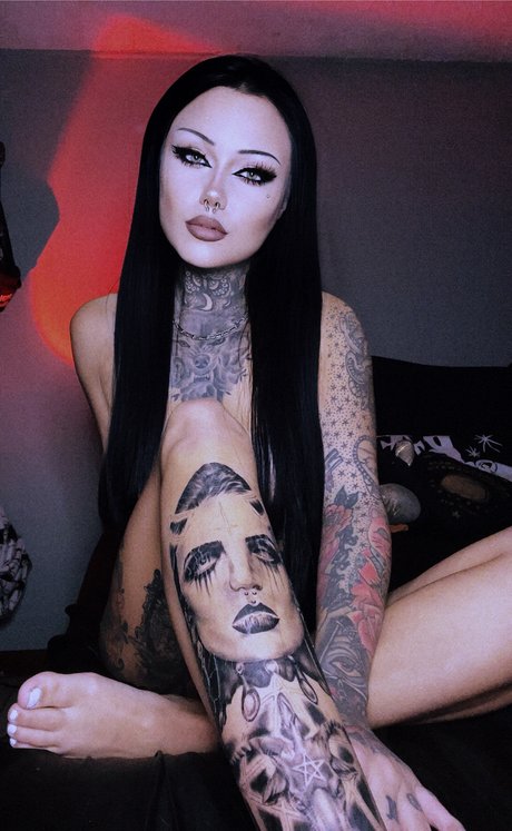 Maddy Mayhem model adult pic