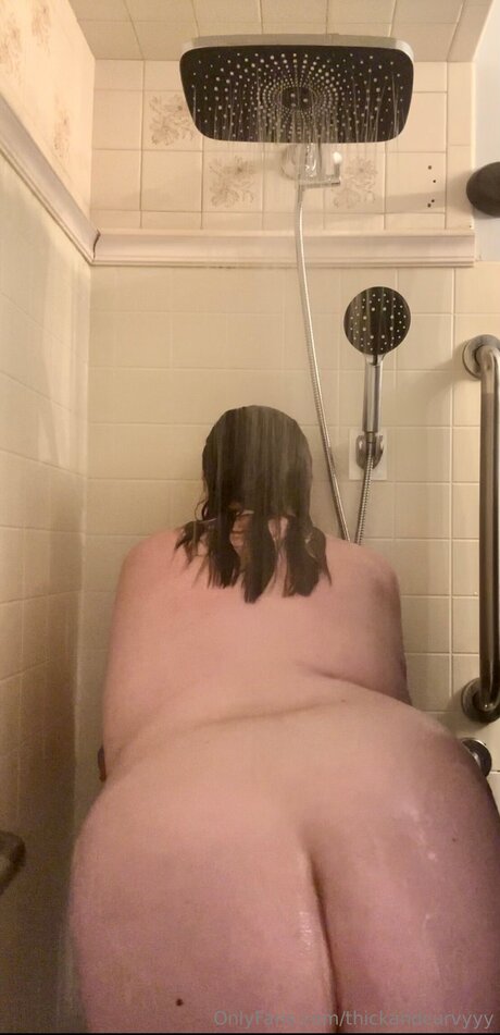 Thick and Curvy star exclusive picture