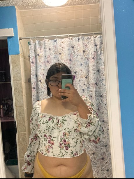 Yoselyn adult model photos