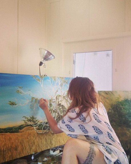 The Naked Artist_ nudes model img