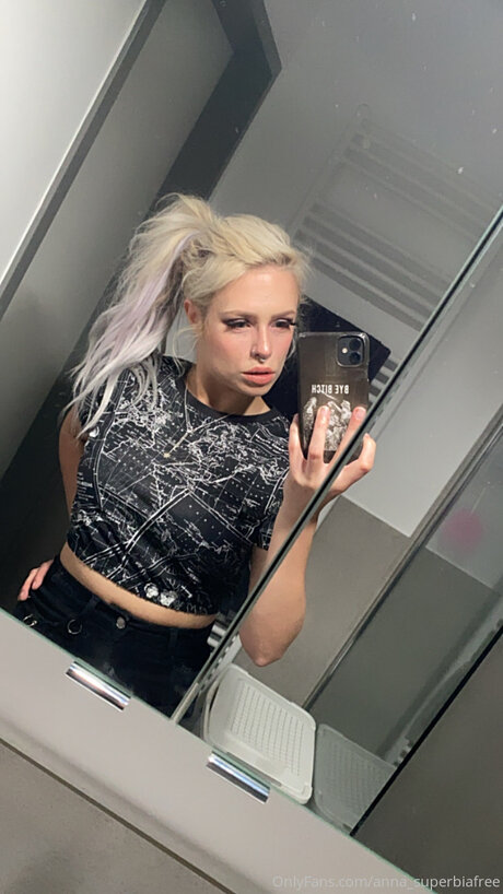 Superbia free model pictures