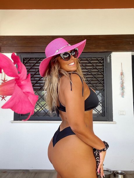 Super Chicca sexy actress pics