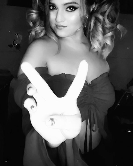 Paulett adult model image