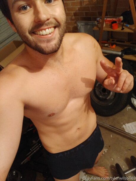 Tyler Wilson model free image