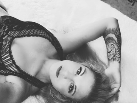 Outlaw Cowgirl nude model pictures