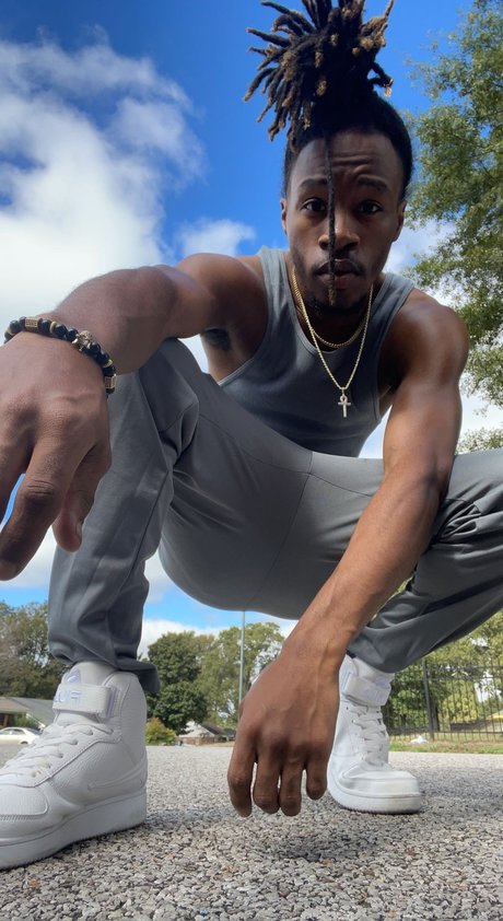 7 V pornographic model img