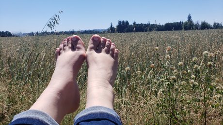 Feet Goddess pretty model image