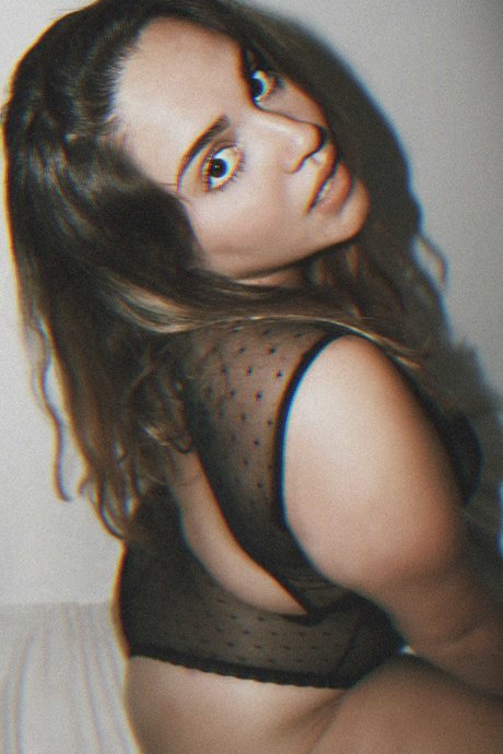 Stefania Goncalves perfect actress pics