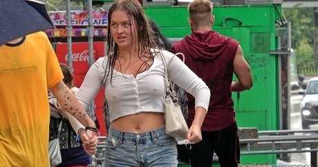 Candid Bralessday model hd img