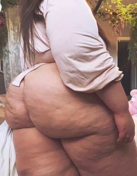 plump princess sex model photo