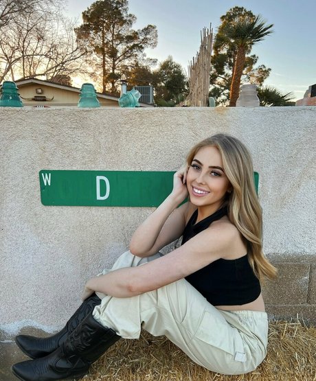 DakotaJane model pretty galleries