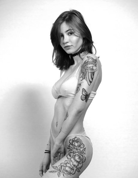 April Harel model best picture