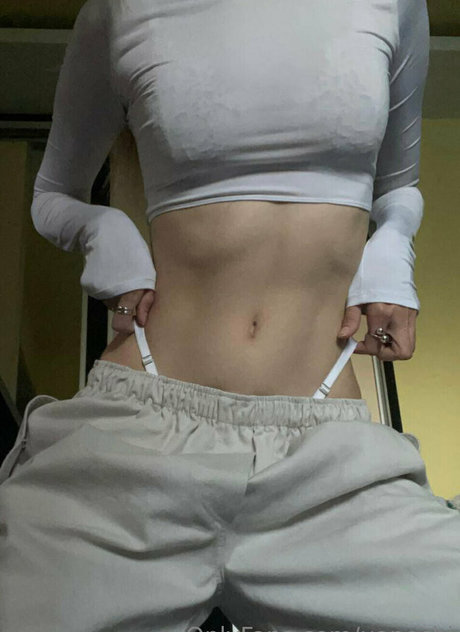 uanochi exclusive model photo