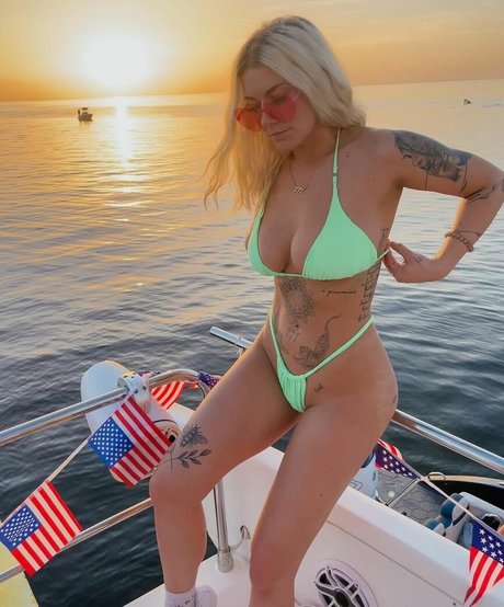 Taylor Hughs model free images