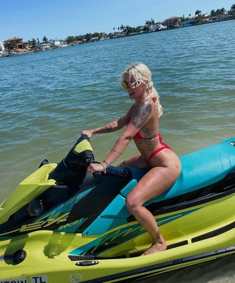 Taylor Hughs sexy actress picture