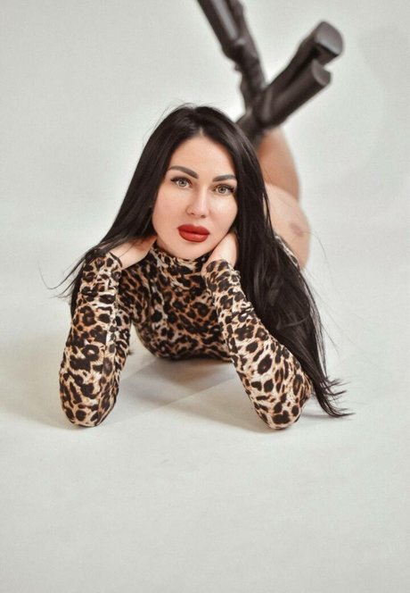 olivi pearl naked model images